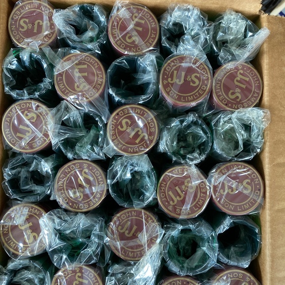 24 Bottle Cap Jameson Whiskey Plastic Shot Glasses - Picture 4 of 5